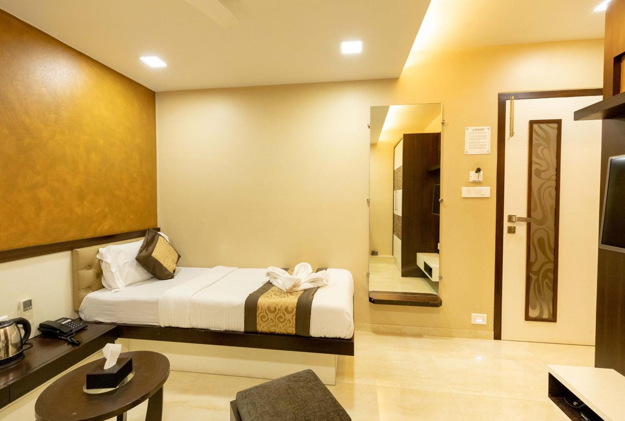 The Majlis Hotel - Colaba Mumbai Exterior foto